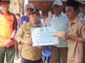 Gubernur Al Haris Serahkan Bantuan Sosial Korban Kebakaran Rumah di Desa Sungai Itik