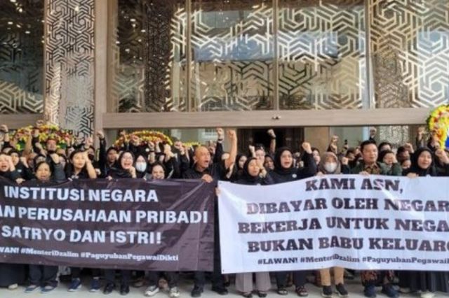 Ratusan ASN Demo Menteri Satryo Soemantri Buntut Pemberhentian Pegawai