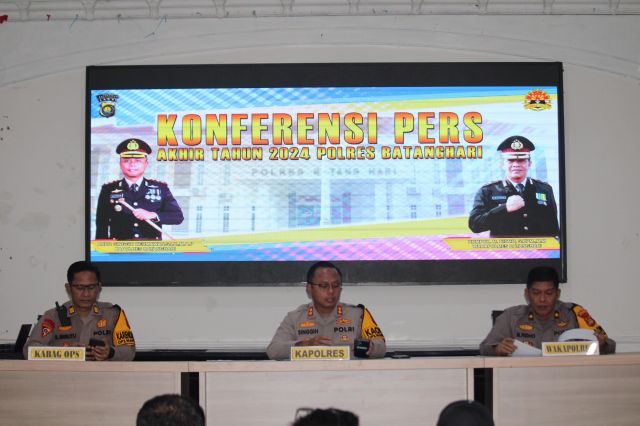 Polres Batanghari Memaparkan Berbagai Pencapaian Kinerja Sepanjang Tahun 2024 Dalam Press Release Akhir Tahun.