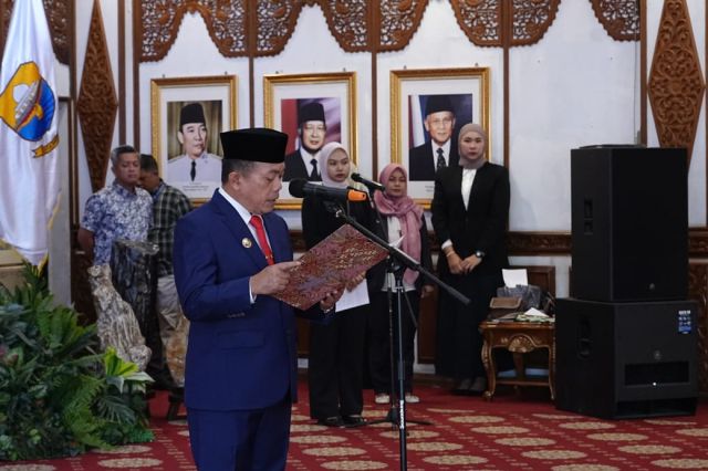 Lantik Kepala Sekolah dan Pejabat Fungsional, Gubernur Al Haris Dorong Maksimalkan Program Pengembangan SDM