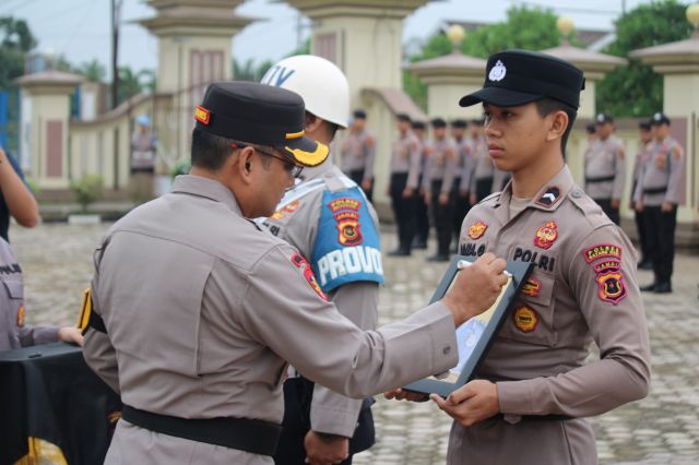 Mapolres Batanghari Gelar Upacara PTDH,Kapolres : himbau seluruh jajaran Polres dan Polsek untuk tidak melanggar disiplin dan kode etik