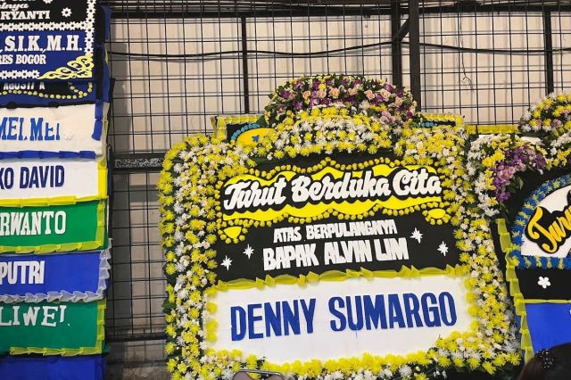 Denny Sumargo Kirim Karangan Bunga untuk Mendiang Alvin Lim di Rumah Duka
