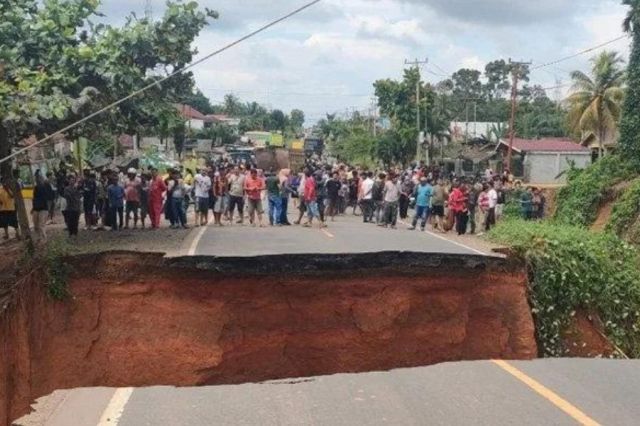 Jalinsum di Bungo Putus Total Akibat Hujan Deras, Lalu Lintas Lumpuh