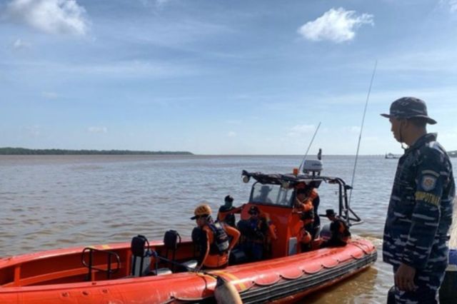 Kapal Tongkang Tabrak Kapal Nelayan di Kampung Laut: 1 Tewas, 2 Masih Hilang