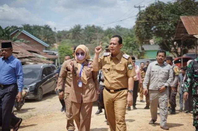 Bupati Muaro Jambi Tinjau Jembatan Rusak di Desa Suko Awin Jaya, Perbaikan Segera Dilakukan   