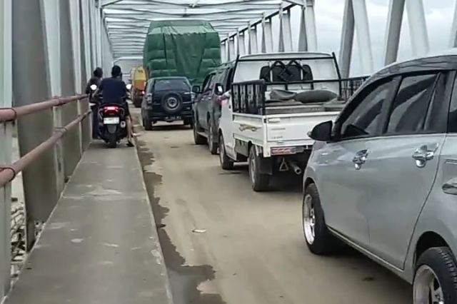 Burhanuddin Mahir Minta Gubernur Jambi Cari Solusi Kemacetan di Jembatan Batanghari 1