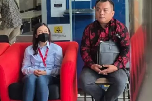 Maria Lestari Pakai Masker Penuhi Panggilan KPK, Apa Kaitannya dengan Kasus Hasto Kristiyanto?