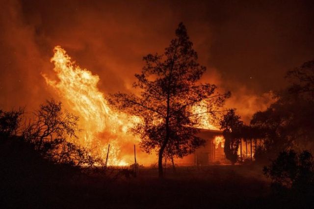 Kebakaran Hebat di Los Angeles Diperparah oleh Angin Santa Ana